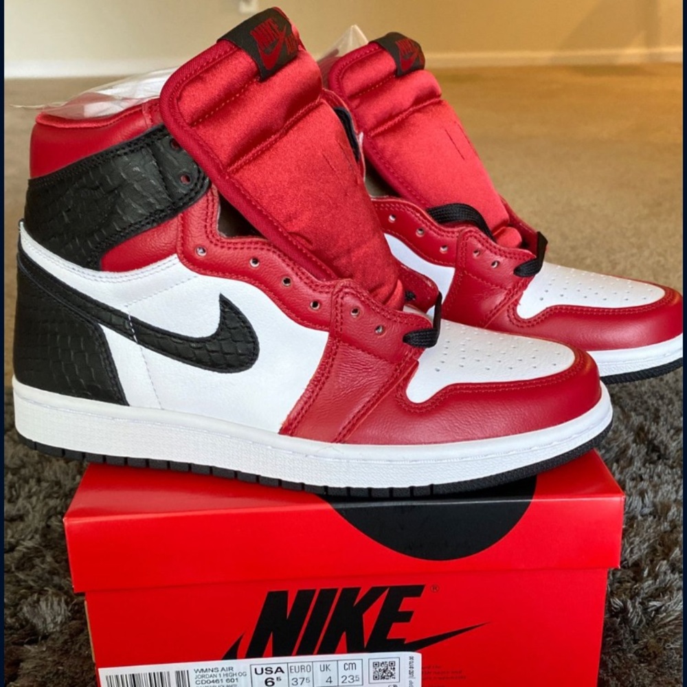 Jordan 1 Retro High Satin Snake Chicago (W)
